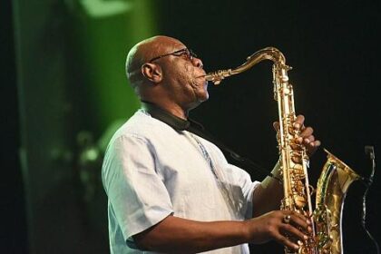 Mort de Manu Dibango Eto’o, Angélique Kidjo, Youssour N’dour, ces personnalités qui ont rendu hommage au saxophoniste