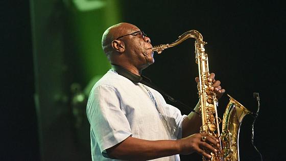 Mort de Manu Dibango Eto’o, Angélique Kidjo, Youssour N’dour, ces personnalités qui ont rendu hommage au saxophoniste