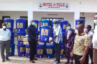 Peniel Mlapa fait un don de kits pour lutter contre le coronavirus au Togo