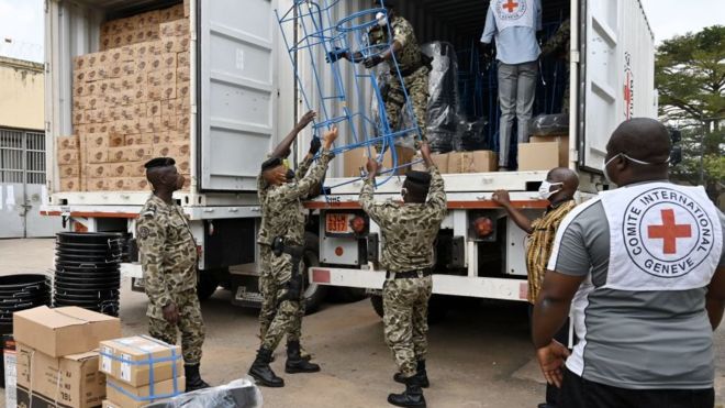 Des gardiens de prison ivoiriens déchargent des équipements de protection à la prison centrale d'Abidjan
