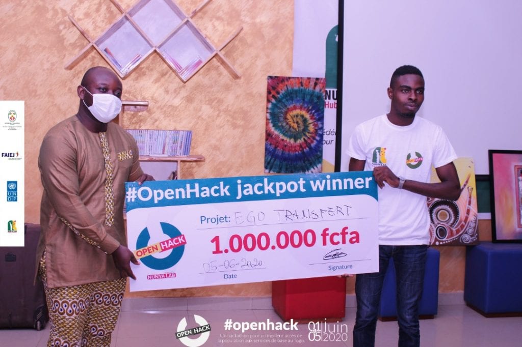 Luz Attisso Koumedzro recevant un chèque d'un million pour la première place du hackaton OpenHack grâce à l'application eGoTransfer