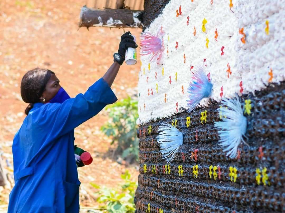 L'entrepreneure congolaise Nicole Menemene transforme des déchets plastiques en objets utiles