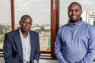 John Kiptum Juma, CEO de Churpy (à gauche)